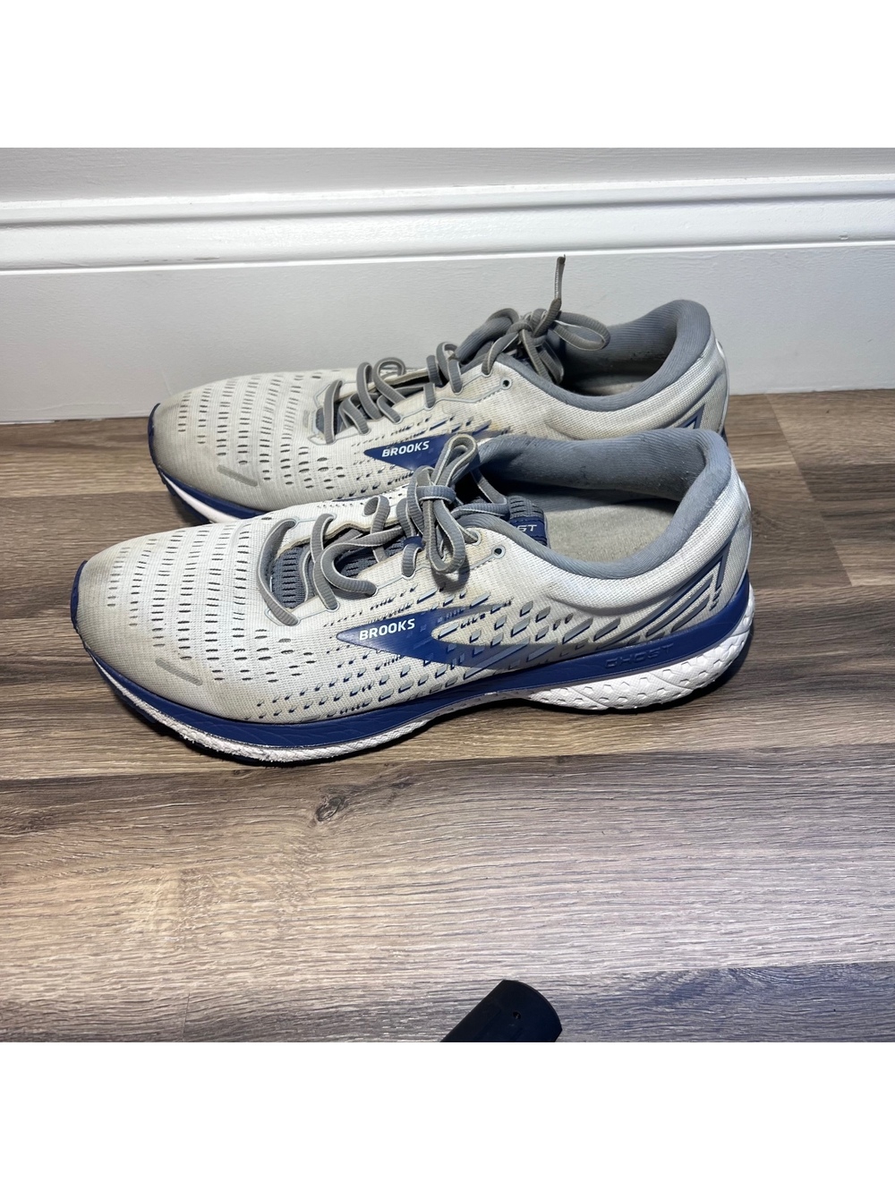 Brooks Ghose 13 running shoes white and blue, men's size 11.5